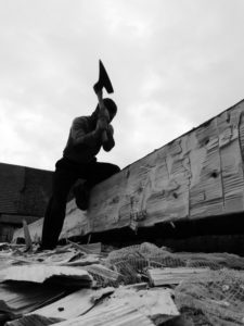 Une grume taillée avec une doloire par Romain Poulet