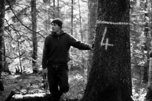Romain Poulet devant un épicéa à marquer en forêt