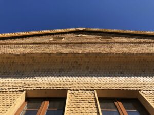 Détail d'un pignon en tavaillons orné