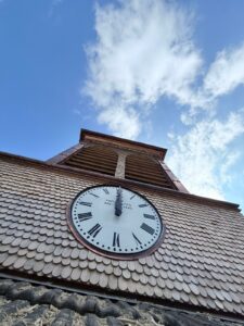 détail du tour de l'horloge de Chaux-lès-Passavant en tavaillons